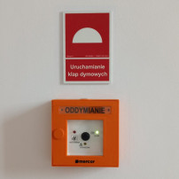 Uruchamianie klap dymowych PCV 10x15cm znak przeciwpożarowy CNBOP